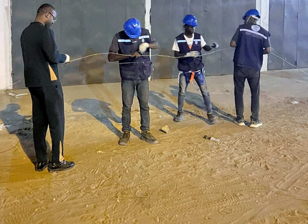 Equipa técnica da WaveConnect IT em trabalho de instalação
